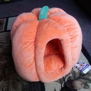 NWT Cozy Pumpkin-Shaped Cat Bed - Orange